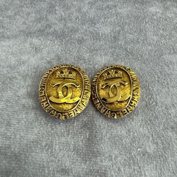 Chanel Vintage 1980s CC Crown Logo Ornate Oval Goldtone Clip-on Earrings - Picture 3 of 7